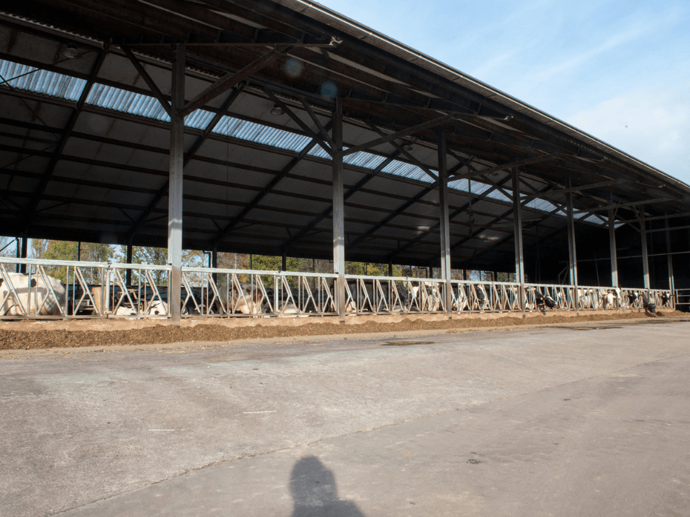 voergang open front stal