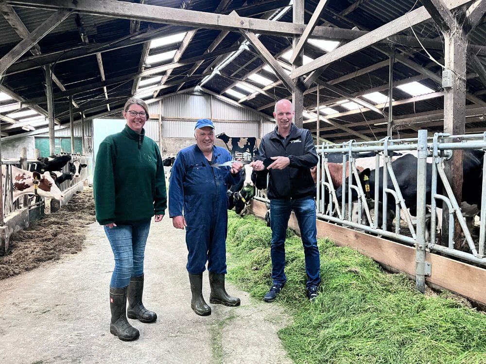 Arnold Kuiper (Heemskerk) rijkt een windwijzer uit aan Grego Weernink en zijn vrouw Hester 