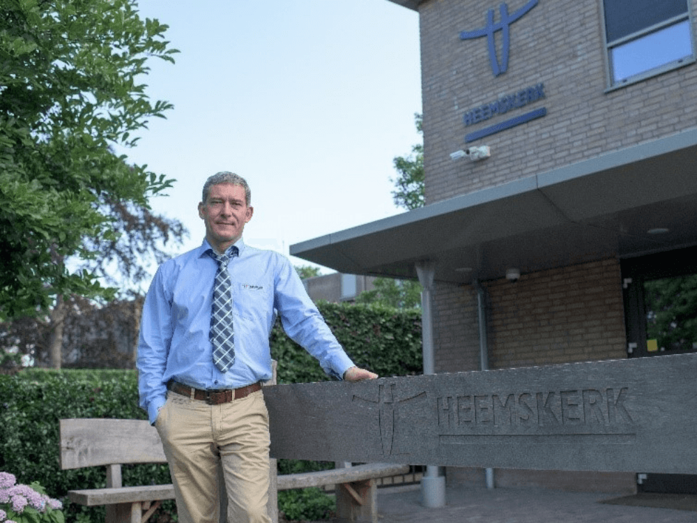 Eric Heemskerk poseert voor het kantoor van Ingenieursbureau Heemskerk