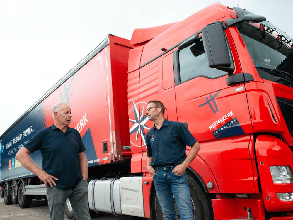 Vrachtwagenchauffeur Eem Kroot van Heemskerk in gesprek met een klant.