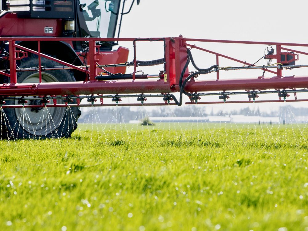 Veldspuit op het land spuit GrowPEQ MiCrops