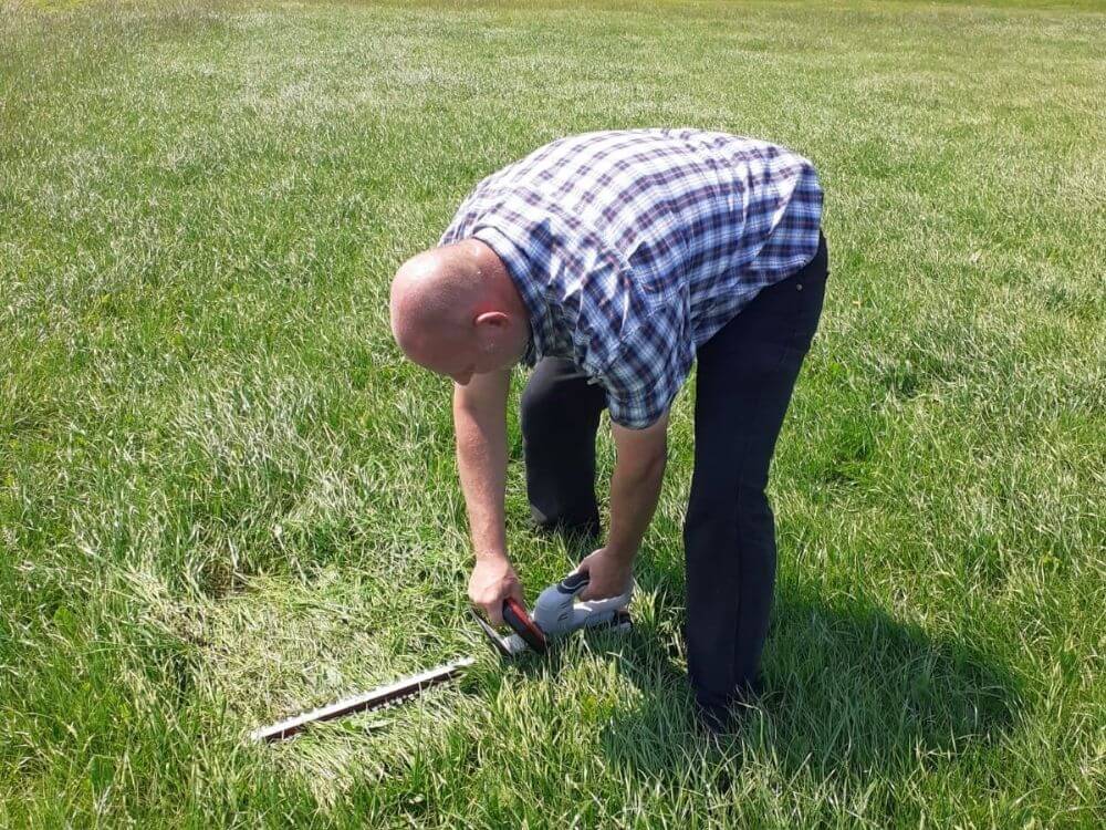 John Vonk neemt een vers grasmonster 